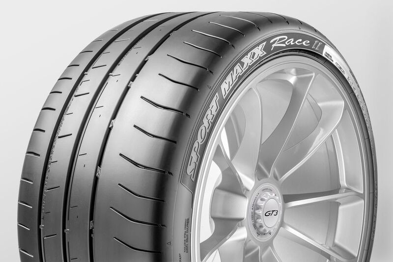 Der Dunlop Maxx Race 2 zählt zu den Ultra-Ultra-High Performance-Reifen. Mehr Hochleistung als zwei Mal Ultra geht im Reifenwesen nicht. Die Gummimischung des Race 2 stammt aus dem Rennsport und bringt verbesserte Haftung und extremen Trockengrip. (Dunlop)