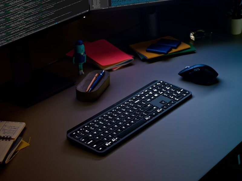 Das flache Keyboard MX Keys for Business ist mit einem Näherungssensor ausgestattet, der die Hintergrundbeleuchtung deaktiviert, wenn sich der User längere Zeit vom Schreibtisch entfernt. (Logitech)