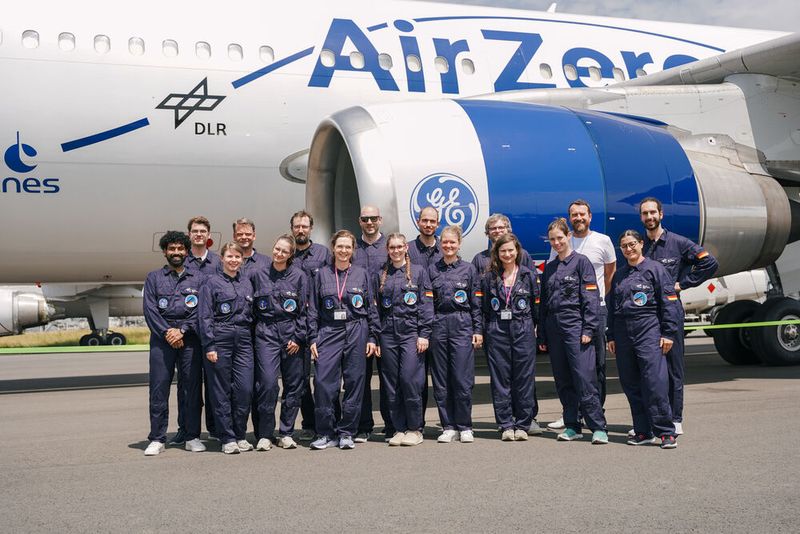 Gemeinsam für die Forschung: Das Parabelflug-Team von DFKI und Universität Duisburg-Essen vor dem Airbus A310 „Zero G“. (Bild: Vanja Zander)