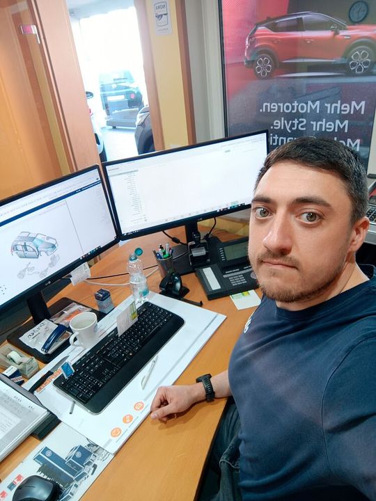 Edgar Luft, seit 10 Jahren Leiter des Bereichs Teile & Zubehör, kann den Werkstattalltag mit GETTYGO by MOTOO nun effizienter organisieren.(Bild:  AH Lückenrath)