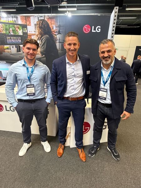 (v. l.) Anton Teichreb (Wortmann), Dordi Stoimenovski (LG) und Ünal Özcan (Cyberport SE) fachsimpeln am LG-Stand. (Bild: Vogel IT-Medien GmbH)