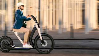 Städte verändern sich und dazu gehören neue Mobilitätskonzepte – die sind vielfältig und fügen sich in bestehende ÖPNV-Konzepte ein. (Volkswagen)