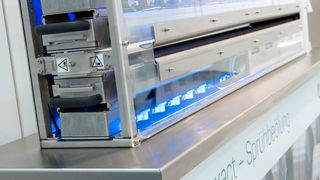 Ob Coilbänder, Platinen oder Formteile – mit einer Sprühbeölung ohne Druckluft können Anwender nachhaltiger produzieren. (Technotrans)