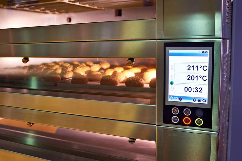 Backprozesse liefern wertvolle Abwärme, die viele Backbetriebe bislang kaum nutzen, um Energiekosten und CO2-Emissionen zu senken. (Bild: Siemens AG)