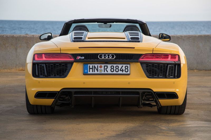 Design ist zum Teil Geschmackssache, und deshalb beschränken wir uns auf die sachliche Feststellung: Der Audi R8 Spyder, alles andere als ein Boulevard-Cruiser, ist einer der besten Supersportwagen der Welt. (Audi/Daniel Wollstein)