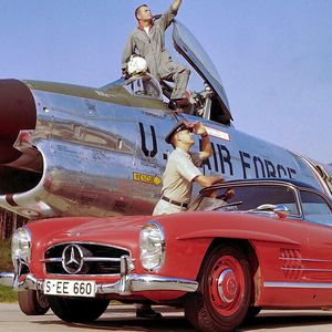 Aufgrund des Wunsches der US-Kunden nach mehr Komfort, einem größeren Kofferraum und oft auch nach einem Cabrio löste ab 1957 der 300 SL Roadster (W 198 II) den Flügeltürer ab. Von ihm baute man 1.858 Stück. Ein 300 SL kostete anfangs 29.000 DM, ein VW Käfer in Standard-Ausführung im Jahr 1953 4.400 DM.(Bild:  Mercedes-Benz AG)