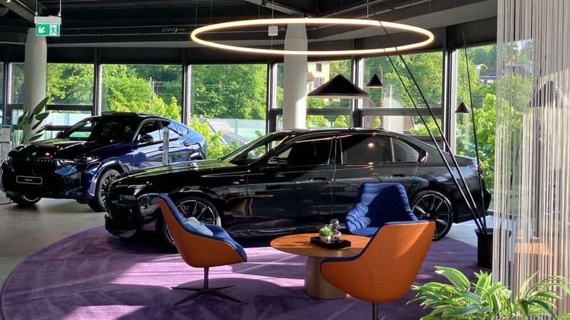 Highlight: Eine spezielle Lichtinszenierung sowie ein Teppich kennzeichnen Highlight-Modelle im Schauraum.(Bild:  BMW Niederlassung Saarbrücken)