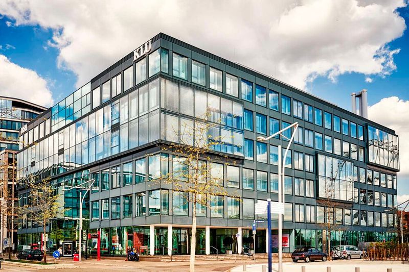 Hinter dieser Fassade haben Forscher herausgefunden, dass der menschliche Eingriff in Logistikprognosen, die von Künstlicher Intelligenz erarbeitet wurden, das Ergebnis oft verschlechtert. Hier verraten sie warum und was man dagegen tun kann.