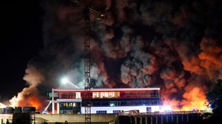 Auf dem Gelände des Hauptsitzes von Reifen Göggel in Gammertingen im Landkreis Sigmaringen (Baden-Württemberg) ist in der Nacht zum Sonntag ein Großfeuer ausgebrochen. (Bild: picture alliance/dpa/SDMG)
