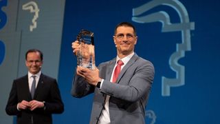 Nimmt den Hermes Award 2021 im Namen von Bosch Rexroth in Empfang: Thomas Fechner, Leiter Produktbereich New Business bei Bosch Rexroth, und Dr. Jochen Köckler, Vorsitzender des Vorstands, Deutsche Messe AG (hinten links). (Deutsche Messe)