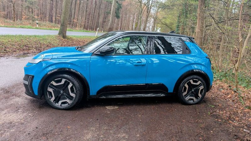 Von der Seite werden die Parallelen zum R5 deutlicher. (Bild: Simon – VCG)