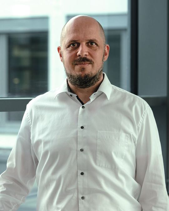 Patrick Stahl von iC-Haus: „Die größten Messfehler in Robotergelenken entstehen meist durch mechanische Einflüsse wie Exzentrizität und mechanisches Spiel, aber nicht durch das Sensorprinzip selbst.“(Bild:  iC-Haus)