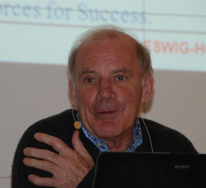 Dr. Kary Mullis, Nobelpreisträger 1993 beschreibt am Stand von Life Science Nord die Umstände seiner Erfindung der PCR.  (Archiv: Vogel Business Media)
