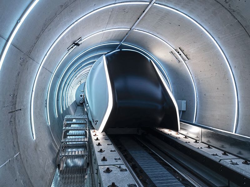 Platz 5 Hyperloop: Kristallklarer Klebstoff sorgt für Durchblick: Die Lichtdiffusoren am äußeren Rand der Kapsel sind mit dem Hochleistungsklebstoff  Technicoll 9414 angebracht worden. (Bild: TUM)
