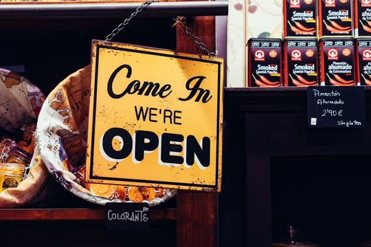 B2B-Unternehmen können sich den ROPO-Effekt mithilfe entsprechender Online-Marketing-Maßnahmen zunutze machen, mit persönlichem Service vor Ort punkten und so vom Wandel der Customer Journey profitieren. B2B-Unternehmen können sich den ROPO-Effekt mithilfe entsprechender Online-Marketing-Maßnahmen zunutze machen, mit persönlichem Service vor Ort punkten und so vom Wandel der Customer Journey profitieren.