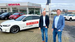 Martin Haas (li.), der neue Standortleiter des Weseler Autohauses Evers, und Jan Evers, Geschäftsführer des Autohauses Evers, vor dem übernommenen Betrieb. (Bild: Autohaus Evers)