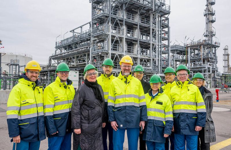 Bei einem Rundgang mit Führung durch Standortleiter Dr. Thorsten Ackmann (gelber Helm und grauer Bart) informieren sich die finnischen Besucher über die Anlage. Mit auf dem Bild in dunkler Jacke die Direktorin Technisches Management Outi Ervasti (Director Technology Management) (Bild: Klaus Venus)
