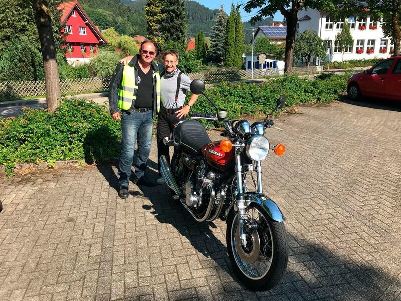 Werner Nieberle (l., Vogel IT-Medien) begrüßte am Samstagmorgen Rainer Sawall und seine Kawasaki Z1. (Vogel IT-Medien GmbH)