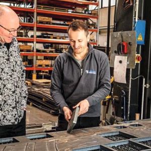 Auch wassergekühlt alles tipptopp: Mit der Schneidqualität und Zuverlässigkeit der Tru Laser 5030 fiber sind Martin Krämer und sein Produktionsleiter Pius Brucker zufrieden. (Bild:  Trumpf)