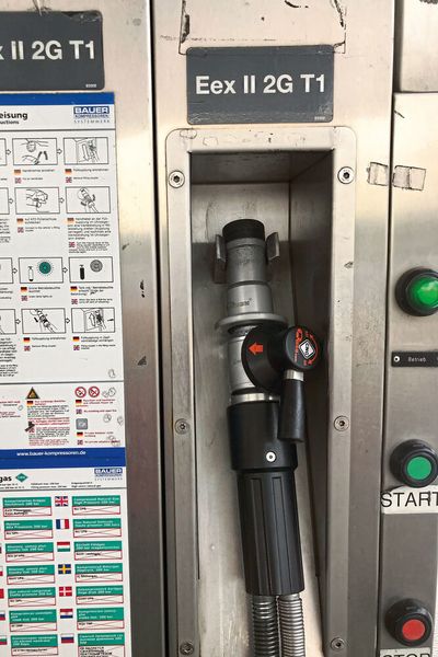 An der Tanksäule selbst muss sich der ungeübte Fahrer allerdings erstmal orientieren und die Bedienung verstehen – was aber auch keine große Sache ist. (Bild: Grimm/»kfz-betrieb«)