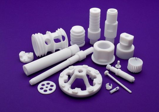 Fluorhaltige Kunststoffe und Substanzen – PFAS-haltig eben – sollen weitestgehen verboten werden. Doch viele Industriezweige kommen ohne diese Werkstoffe kaum aus. Weil längst nicht alle PFAS-haltigen Materialien schädlich sind, sind die Wirtschaftsminister gegen ein Pauschalverbot.(Bild:  PTFExperts)