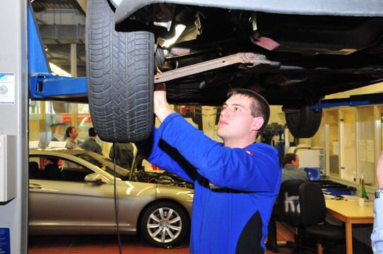 Mir welchen Mängeln das Fahrzeug bei einer Hauptuntersuchung auffallen würde untersucht Michael Buddensiek aus Niedersachsen bei dieser Station. (Archiv: Vogel Business Media)