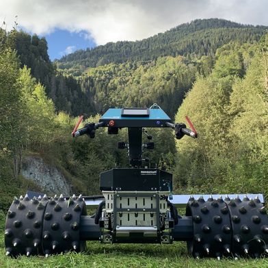 Der vollelektrische Einachser Monotrac wurde von Novaziun als komplette Eigenentwicklung realisiert und ist für professionelle Anwendungen in der Land- und Kommunaltechnik ausgelegt.  (Bild: Igus)