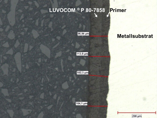 Im Querschnitt: Pulvercoating Luvocom P 80-7858 B auf Basis von POM (Bild: Impreglon)
