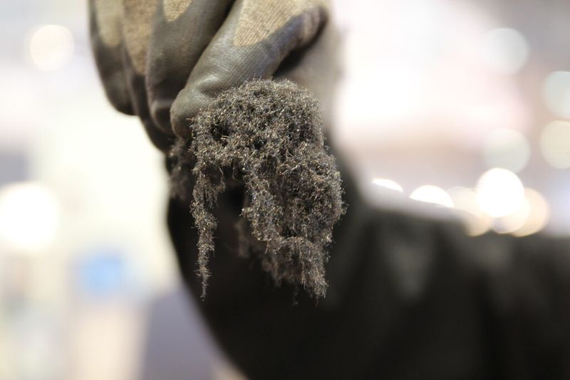 Ein Schleifexperte weiß, dass solche wolligen Späne, wie sie mit der neuen Schruppscheibe entstehen, von hochwertigen Ergebnisse zeugen. (Bild: Königsreuther)