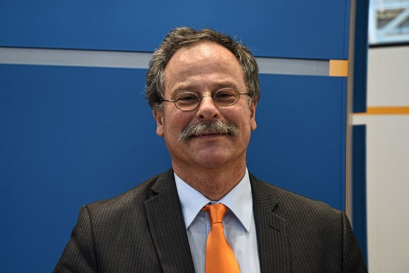 Peter Michael Synek, stellvertretender Geschäftsführer im VDMA-Fachverband Fluidtechnik: „Hersteller hydraulischer und pneumatischer Komponenten und Systeme realisieren heute vielfach dezentrale Antriebslösungen mit integrierter Intelligenz. Hydromotoren und -pumpen kommunizieren dabei mit Ventilen und Zylindern und tauschen Daten mit übergeordneten Steuerungen aus. Proportionalhydraulik und Servopneumatik sind beste Beispiele dafür.“ (Stefanie Michel)