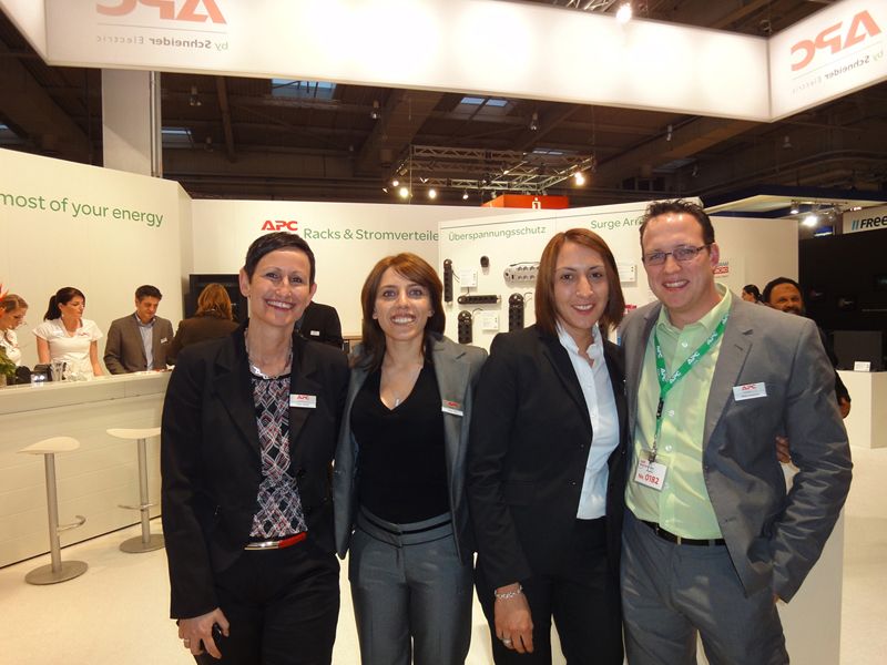 (v.l.) Karin Hernik, MGE-USV, Ceylan Aksit, APC, Sibel Ekici, The Phonehouse Telecom, Stefan Knerrich, APC (Archiv: Vogel Business Media)