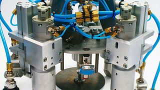 Eimergreifer mit Multifunktion: Zur Hannover-Messe stellt Roteg seine Steuerungs- und Greiftechnik besonders heraus. (Roteg)