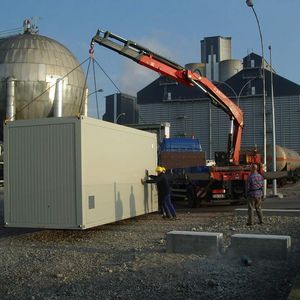 Installation eines Analysencontainers in Frankreich.