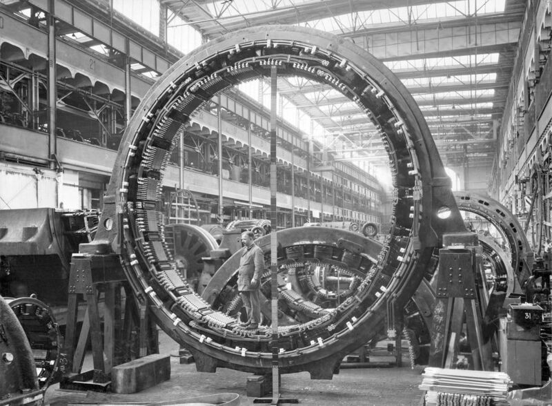 Kein Stargate, sondern ein Mitarbeiter des Dynamowerks im Generatorring, Aufnahme um 1929. (Siemens)