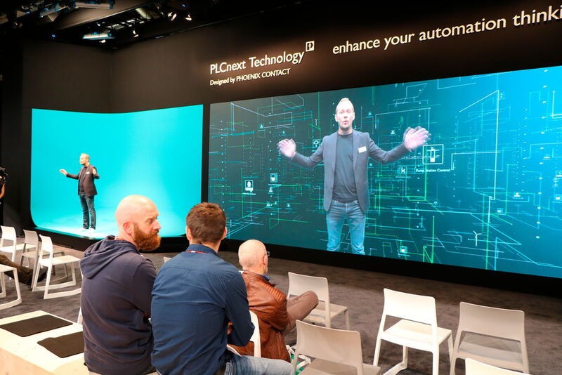 Mit einer Virtual-Reality-Show zeigt Phoenix Contact die Potentiale seiner PLC Next Technology. (K.Juschkat/elektrotechnik)