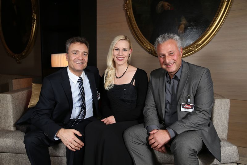 Svenja Mohn, Vogel IT-Akademie, mit Thomas Kessler, Sapphire und Claus Mostolta, Gembird (r.) (Canon)