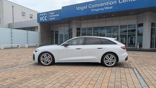 Der Name hat sich bekanntermaßen geändert, mit seinen Eigenschaften bleibt der A5 (ehemals A4) aber der Freund der viel reisenden Business-Kundschaft. (Bild: Mauritz – VCG)