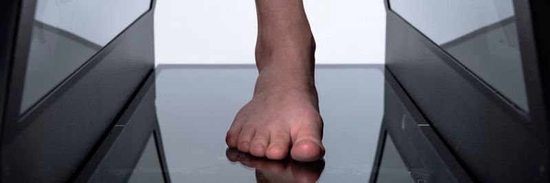Mittels 3D-Scanning sammelt FitStation Daten zur Fußlänge und -breite sowie volumetrische Daten und vergleicht diese mit dem Ladensortiment, um die am besten passenden Schuhe zu ermitteln. FitStation liefert zudem Empfehlungen für Standardsohlen, die den Fuß im Schuh zusätzlich unterstützen.(Bild:  HP)
