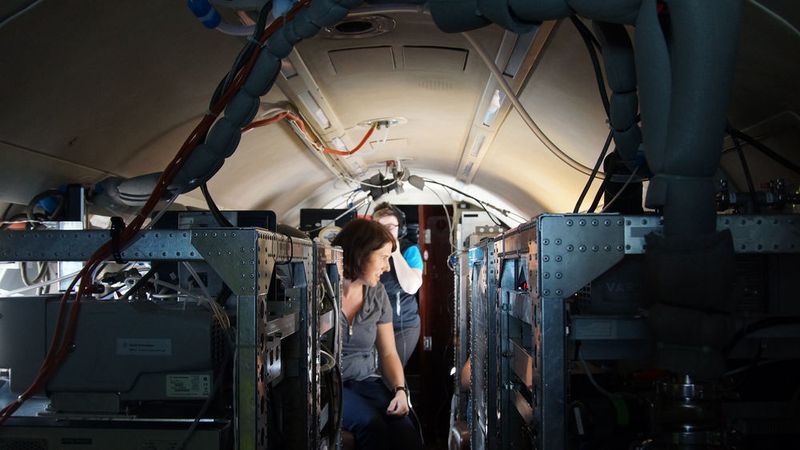 Blick in die Kabine der DLR-Falcon: Die DLR-Forscher konzentrieren sich bei Ihren Messungen der Biotreibstoffabgase auf die Emissionen von Rußpartikeln-und Schwefelverbindungen, sowie die Größe und Form der Eiskristalle in den Kondensstreifen. (DLR, CC-BY 3.0)