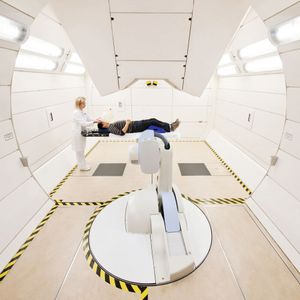 Erwünschte Strahlenschäden: Bei der Therapie von Krebserkrankungen wie im Heidelberger Ionenstrahl-Therapiezentrum soll ionisierende Strahlung in Tumorzellen möglichst zerstörerische Wirkung entfalten, im gesunden Gewebe jedoch nicht. Wenn Mediziner die gewünschten wie die unerwünschten Schäden abschätzen, sollten sie einen Mechanismus namens intermolekularer Coulombzerfall berücksichtigen, den Heidelberger Max-Planck-Forscher beobachtet haben. Dabei entstehen gleich mehrere reaktive Teilchen auf engem Raum.