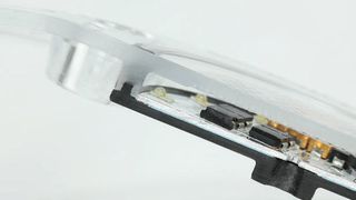 Längsschnitt des Beleuchtungsmoduls: Gut zu sehen ist links die Schweißnaht im Übergang vom laserabsorbierenden schwarzen Unterteil zum transparentem Cover. Die Schweißung findet präzise in der Nut statt, ohne Partikel oder Schmelzeaustrieb. (Bild: LPKF)