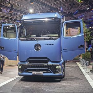 E-Actros 600: Im November 2024 startet die Serienproduktion des E-Actros 600, der mit einer Ladung 500 Kilometer weit kommen soll.(Bild:  Simon / VCG)