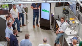 Teilnehmer einer Führung durch die IoT-Dauerausstellung. (Bild: Wago)
