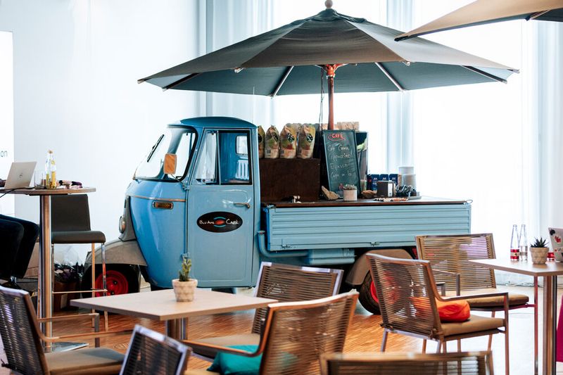 Eine nostalgische Kaffee-Apé sorgte nicht nur für ein optisches Highlight, sondern beglückte all diejenigen, die italienische Kaffeespezialitäten einem Energydrink vorzogen. Weitere Bilder im Rückblick der Vogel-IT-Akademie. (Bild: berndrottmann.com)