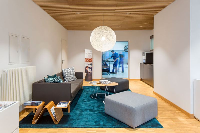 Dank einer Glaswand können wartende Kunden den Kundendiensttechnikern bei der Arbeit zusehen. (Volvo)