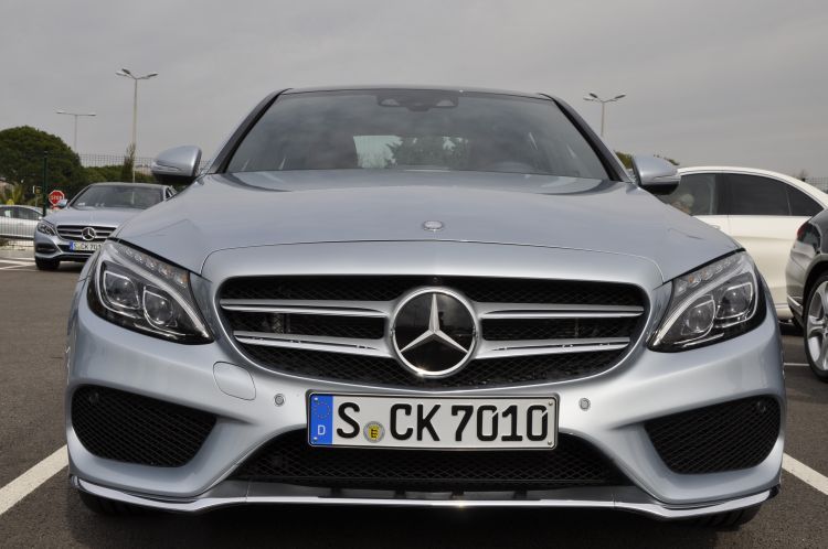 Der Kunde kann wie schon bei der E-Klasse zwischen zwei Kühlervarianten wählen: Zwischen dem Zentralstern (im Bild) oder in der Ausstattungslinie „Exclusive“ mit klassischem Limousinen-Kühlergrill und Mercedes-Stern. (Foto: Richter)