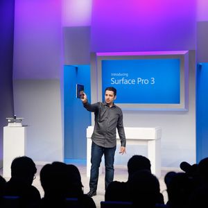 Panos Panay, Corporate Vice President für Microsoft Surface, stellt das Surface 3 Pro vor. Hier demonstriert er, dass es flacher als das Surface Pro 2 geworden ist.