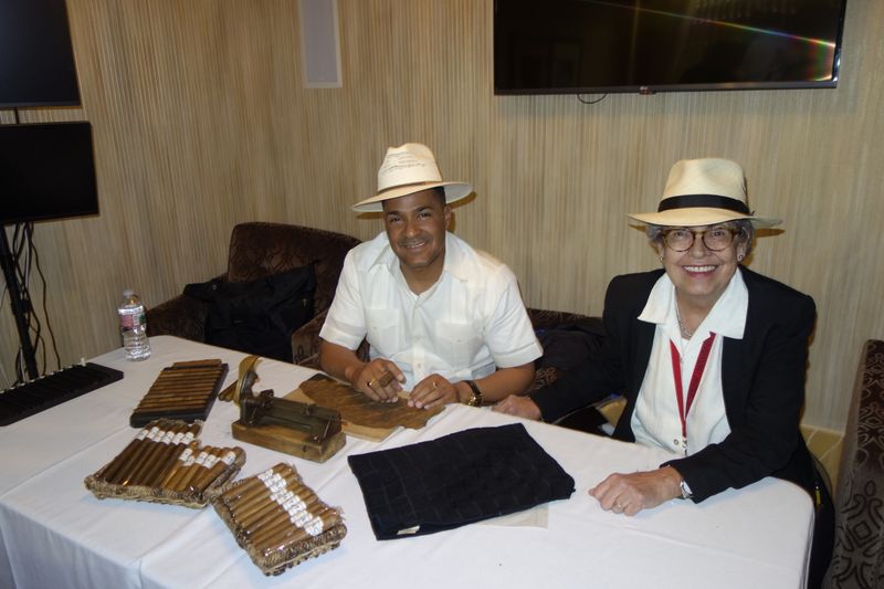 Auf der ZOTAC Party gab es frisch gerollte Zigarren.  (Bild: IT-BUSINESS)