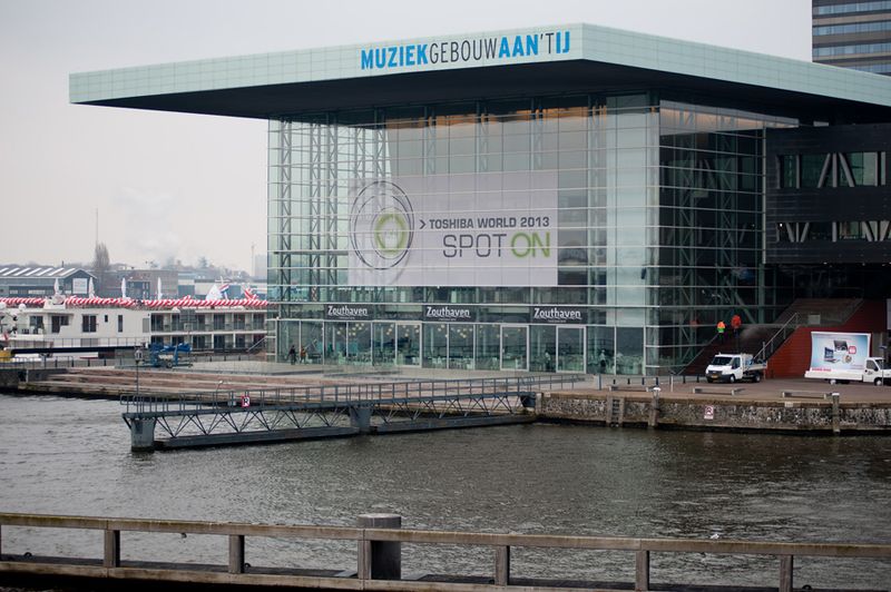 Unter dem Motto „Toshiba World 2013 – Spot On“ präsentierte der Hersteller seine Produktneuheiten im Muziekgebouw in der niederländischen Metropole Amsterdam. (Toshiba Europe)
