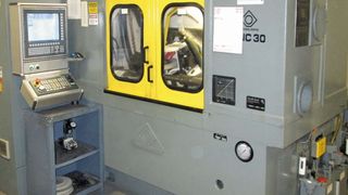 Bild 1:  Ein CNC-Modernisierungspaket verlängert die Lebensdauer dieser Wälzfräser-Schärfmaschine; gleichzeitig verbessert es die Leistungsfähigkeit. (Bild: NUM)